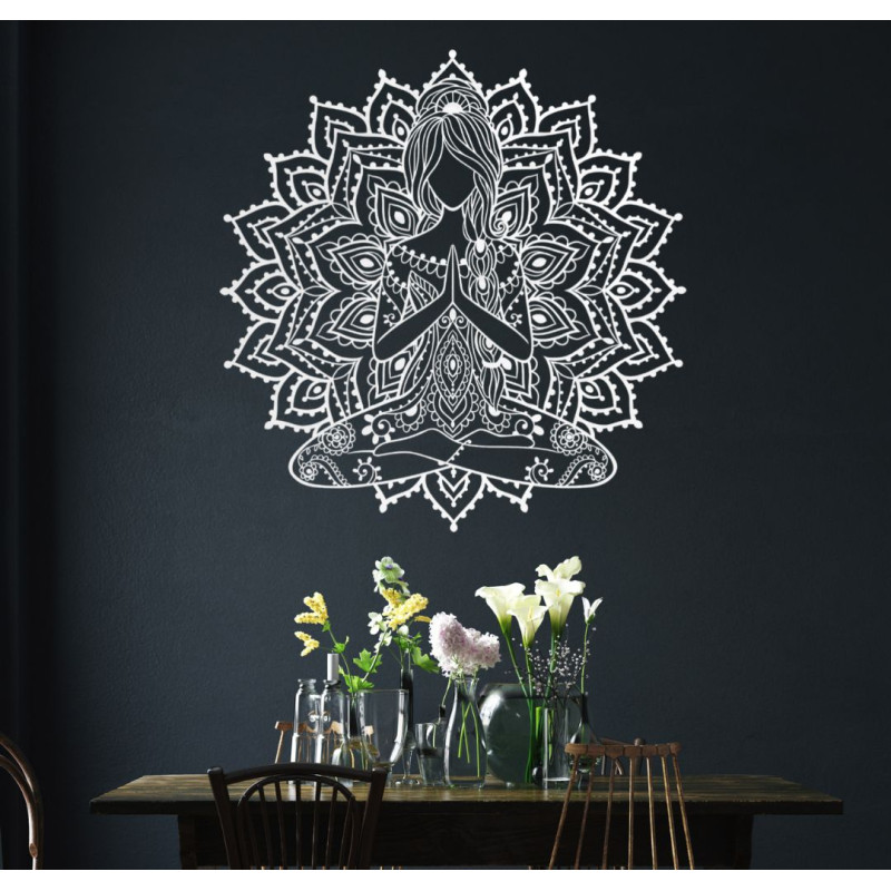 Wanddekoration aus Holz in Form einer dreidimensionalen Mandala-Yoga-Frau – ein Designelement für das Wohnzimmer, das für ein mo