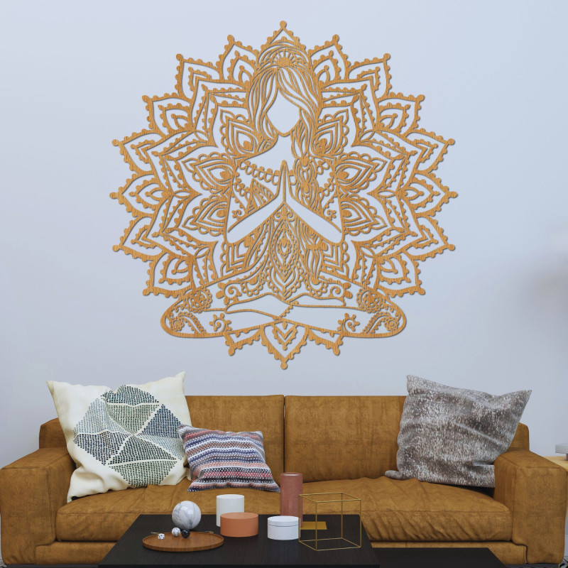 Yoga-Frau aus Holz an der Wand – moderne Dekoration für ein friedliches Interieur.