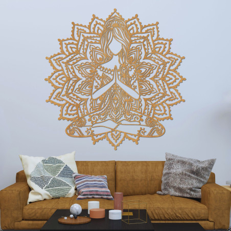 Yoga-Frau aus Holz an der Wand – moderne Dekoration für ein friedliches Interieur.