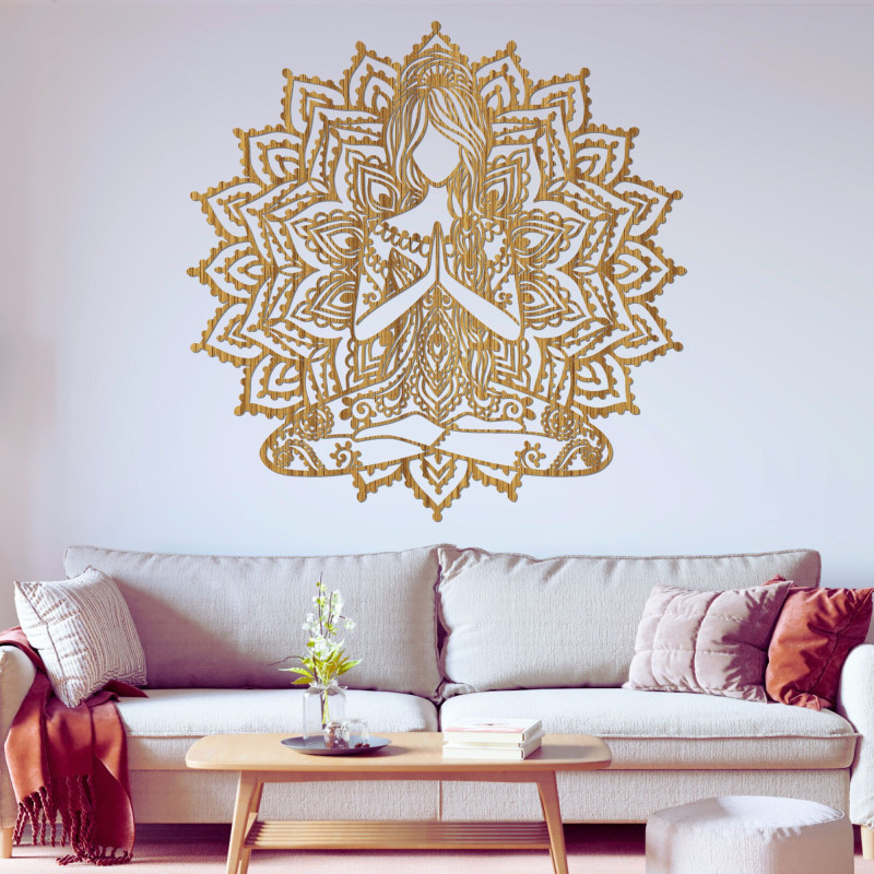 Yoga-Frau aus Holz an der Wand – moderne Dekoration für ein friedliches Interieur.