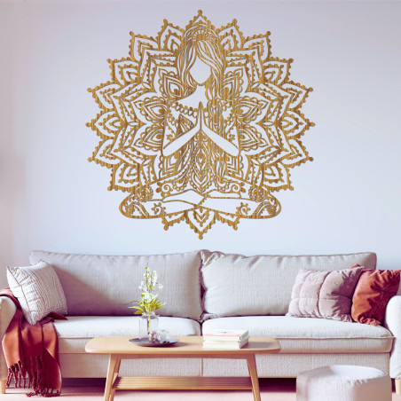 Yoga-Frau aus Holz an der Wand – moderne Dekoration für ein friedliches Interieur.