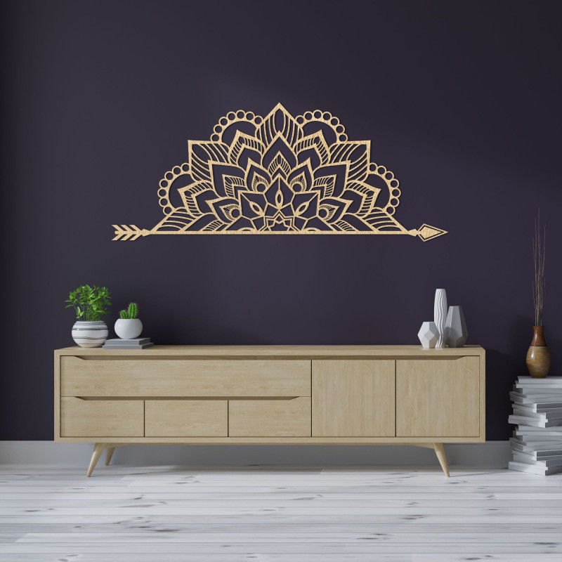 Eine hölzerne Mandala an der Wand mit einem zarten Ornamentmuster dient als elegante Dekoration für den Innenraum.