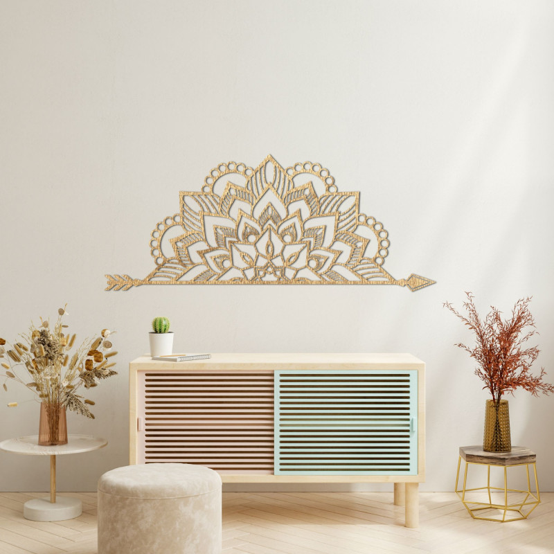Eine hölzerne Mandala an der Wand mit einem zarten Ornamentmuster dient als elegante Dekoration für den Innenraum.