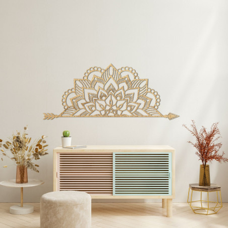 Eine hölzerne Mandala an der Wand mit einem zarten Ornamentmuster dient als elegante Dekoration für den Innenraum.