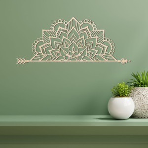 Eine hölzerne Mandala an der Wand mit einem zarten Ornamentmuster dient als elegante Dekoration für den Innenraum.