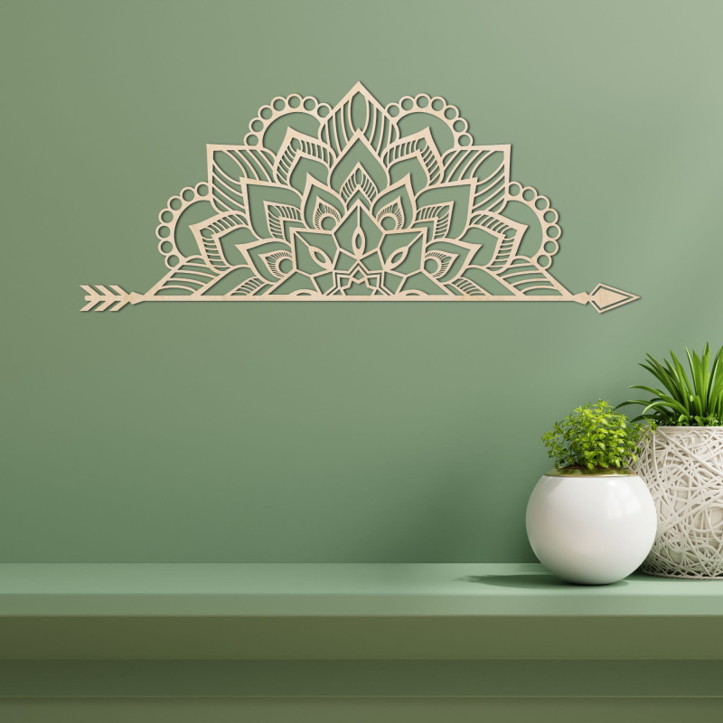 Eine hölzerne Mandala an der Wand mit einem zarten Ornamentmuster dient als elegante Dekoration für den Innenraum.