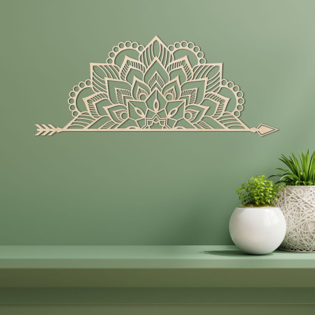 Eine hölzerne Mandala an der Wand mit einem zarten Ornamentmuster dient als elegante Dekoration für den Innenraum.