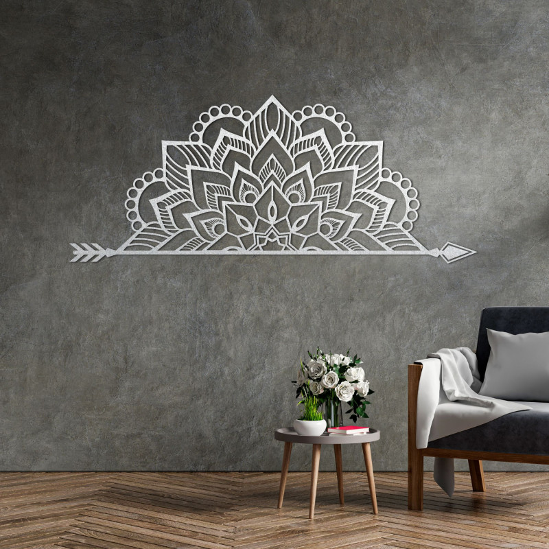 Eine hölzerne Mandala an der Wand mit einem zarten Ornamentmuster dient als elegante Dekoration für den Innenraum.