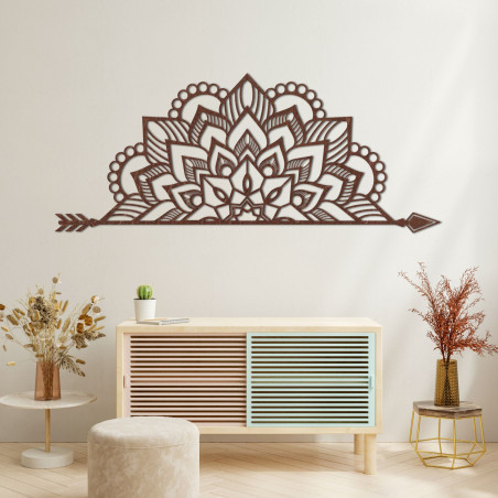 Eine hölzerne Mandala an der Wand mit einem zarten Ornamentmuster dient als elegante Dekoration für den Innenraum.