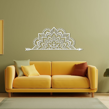 Hölzernes Mandala an der Wand als luxuriöse Innendekoration