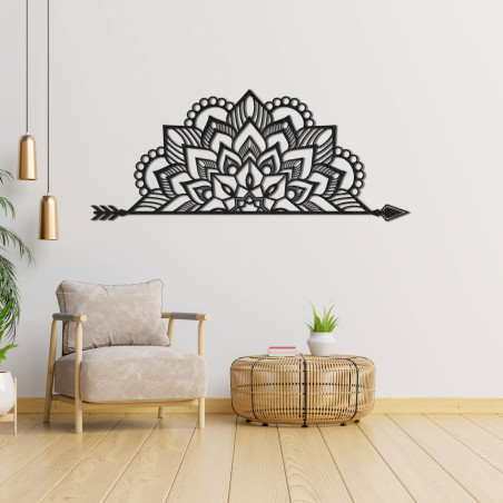 Hölzernes Mandala an der Wand als luxuriöse Innendekoration