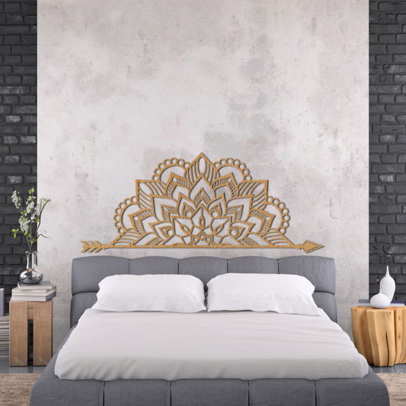 Hölzernes Mandala an der Wand als luxuriöse Innendekoration