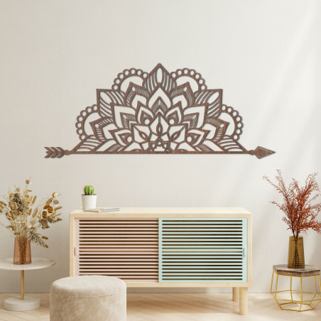 Elegante schwarze Mandala an der Wand im modernen Boho-Stil