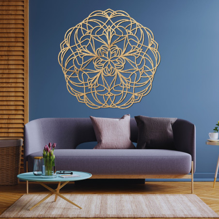 Hölzernes Mandala an der Wand mit einem modernen geometrischen Muster