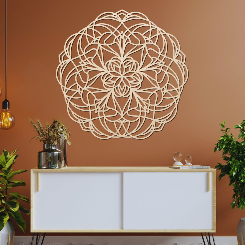 Hölzernes Mandala an der Wand mit einem modernen geometrischen Muster