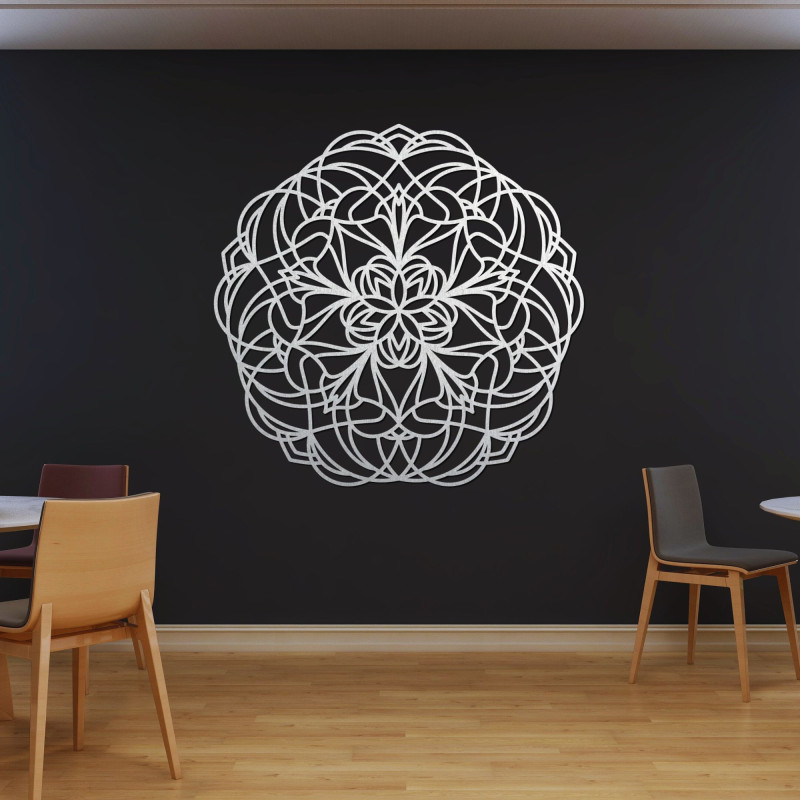 Hölzernes Mandala an der Wand mit einem modernen geometrischen Muster