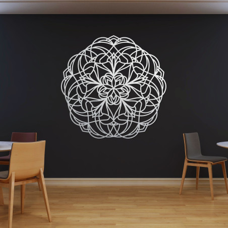Hölzernes Mandala an der Wand mit einem modernen geometrischen Muster