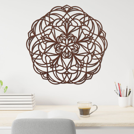 Hölzernes Mandala an der Wand mit einem modernen geometrischen Muster