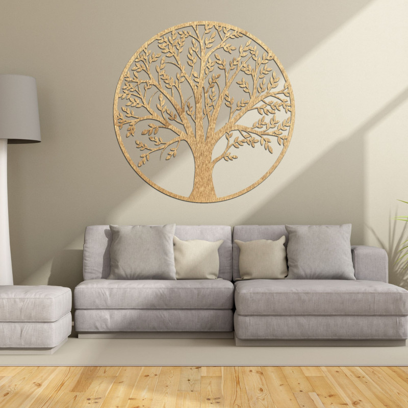 Ein hölzerner Lebensbaum in einem Kreis an der Wand