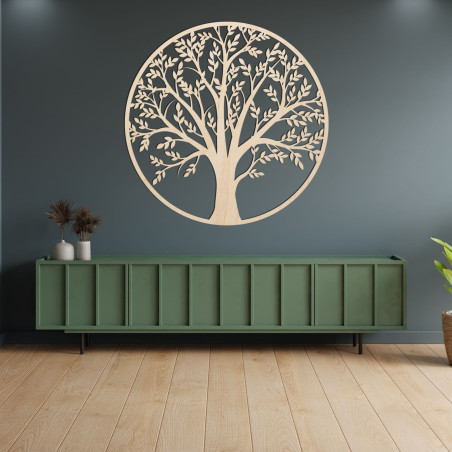 Ein hölzerner Lebensbaum in einem Kreis an der Wand