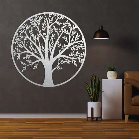 Ein hölzerner Lebensbaum in einem Kreis an der Wand