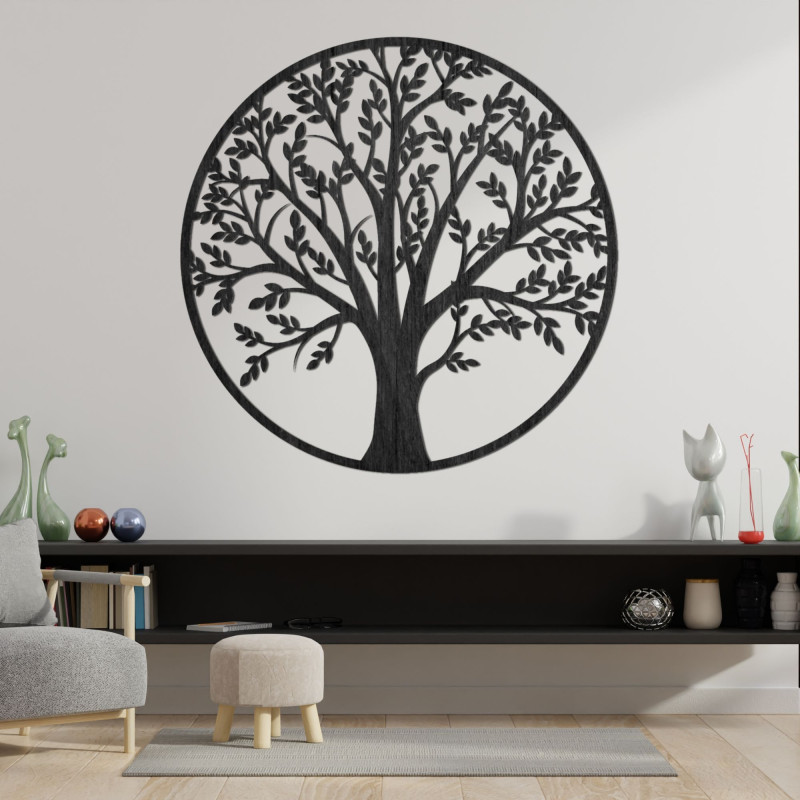 Ein hölzerner Lebensbaum in einem Kreis an der Wand
