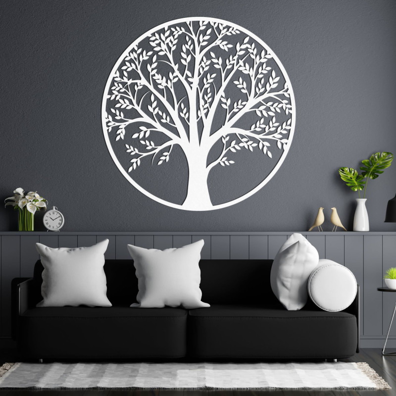 Ein hölzerner Lebensbaum in einem Kreis an der Wand