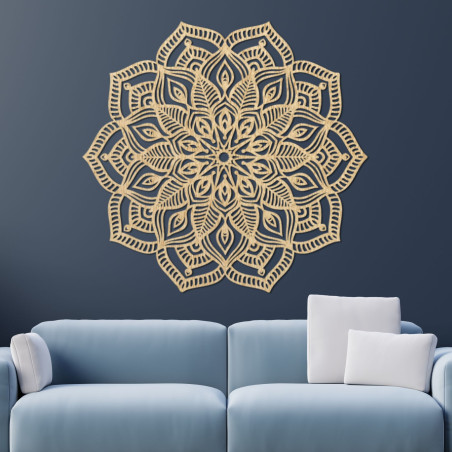 Hölzerne Mandala an der Wand mit einem detaillierten Ziermuster für ein modernes Interieur