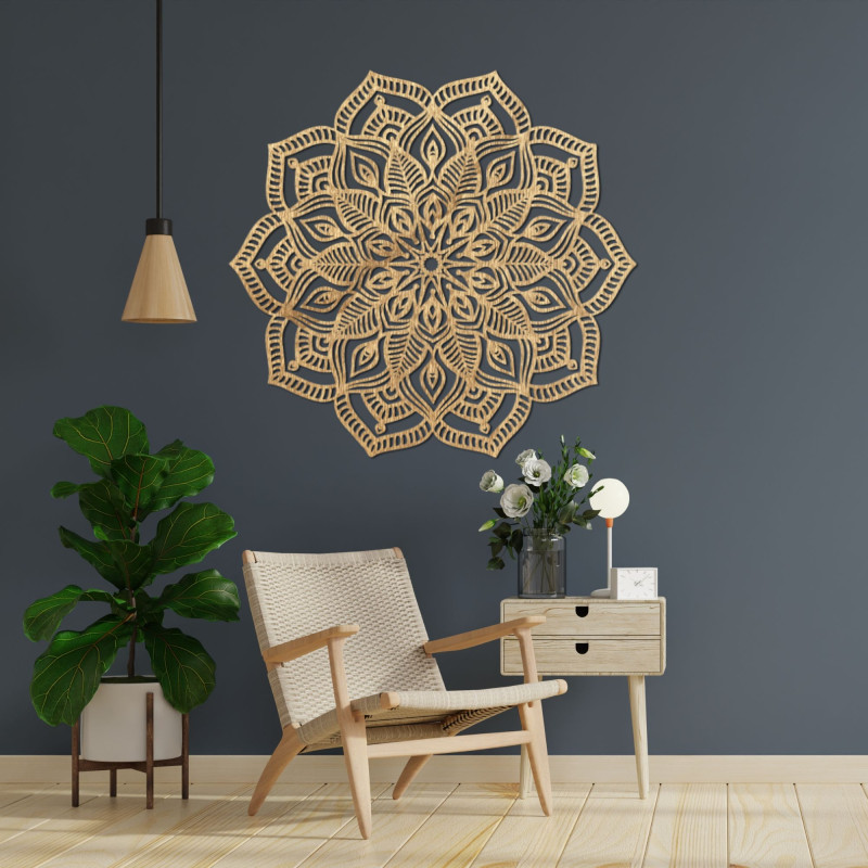 Hölzerne Mandala an der Wand mit einem detaillierten Ziermuster für ein modernes Interieur