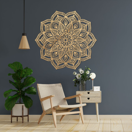 Hölzerne Mandala an der Wand mit einem detaillierten Ziermuster für ein modernes Interieur