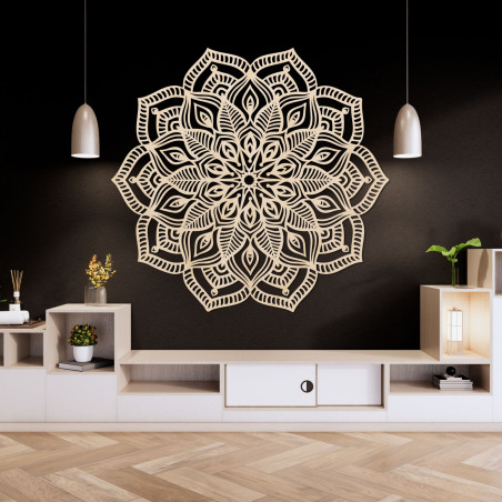 Hölzerne Mandala an der Wand mit einem detaillierten Ziermuster für ein modernes Interieur