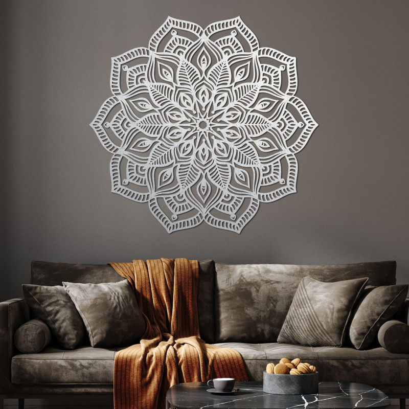 Hölzerne Mandala an der Wand mit einem detaillierten Ziermuster für ein modernes Interieur