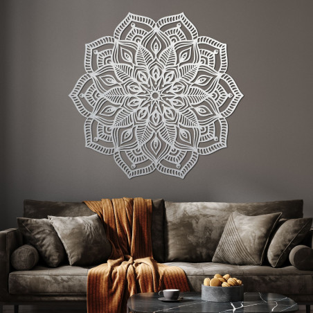 Hölzerne Mandala an der Wand mit einem detaillierten Ziermuster für ein modernes Interieur