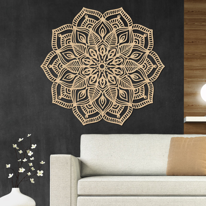 Hölzerne Mandala an der Wand mit einem detaillierten Ziermuster für ein modernes Interieur