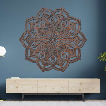 Hölzerne Mandala an der Wand mit einem detaillierten Ziermuster für ein modernes Interieur