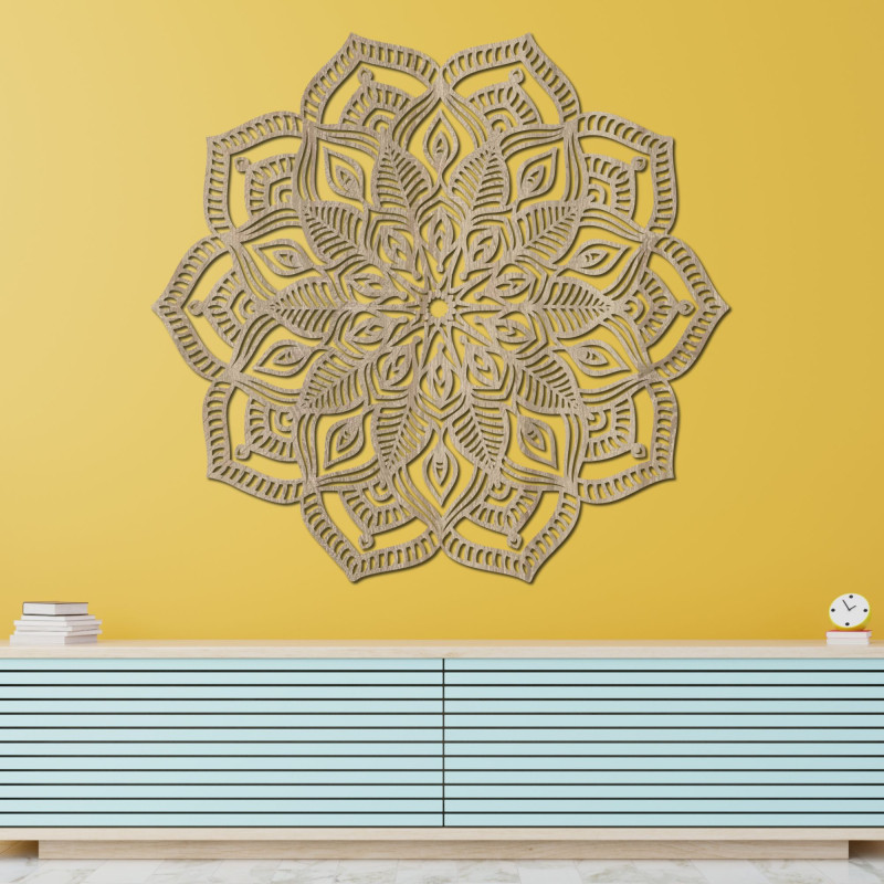 Hölzerne Mandala an der Wand mit einem detaillierten Ziermuster für ein modernes Interieur