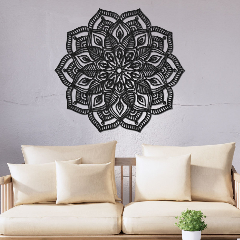 Hölzerne Mandala an der Wand mit einem detaillierten Ziermuster für ein modernes Interieur