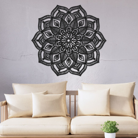 Hölzerne Mandala an der Wand mit einem detaillierten Ziermuster für ein modernes Interieur