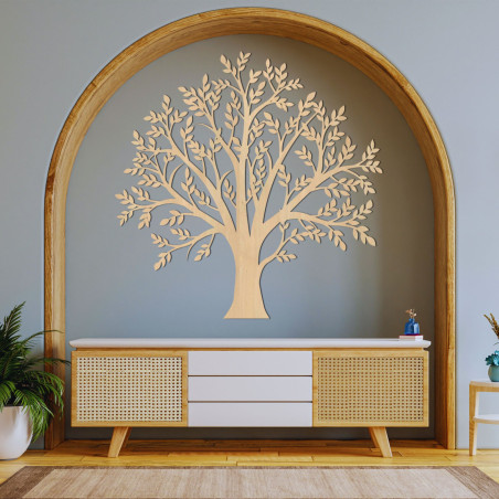 Der hölzerne Lebensbaum an der Wand schafft eine elegante und harmonische Atmosphäre im Haus.