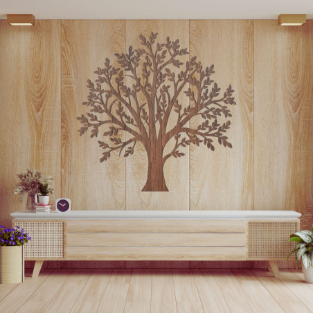 Der hölzerne Lebensbaum an der Wand schafft eine elegante und harmonische Atmosphäre im Haus.