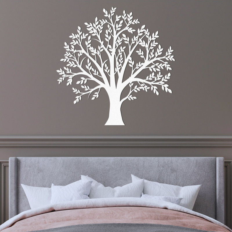 Der hölzerne Lebensbaum an der Wand schafft eine elegante und harmonische Atmosphäre im Haus.