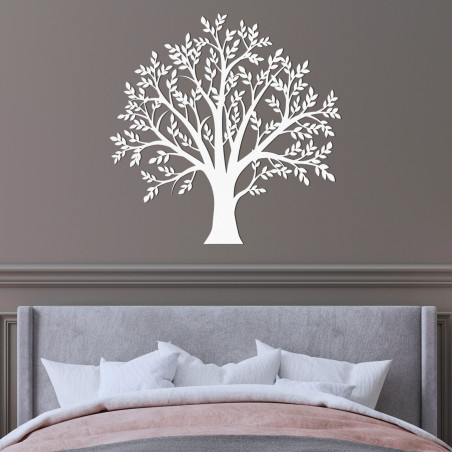 Der hölzerne Lebensbaum an der Wand schafft eine elegante und harmonische Atmosphäre im Haus.