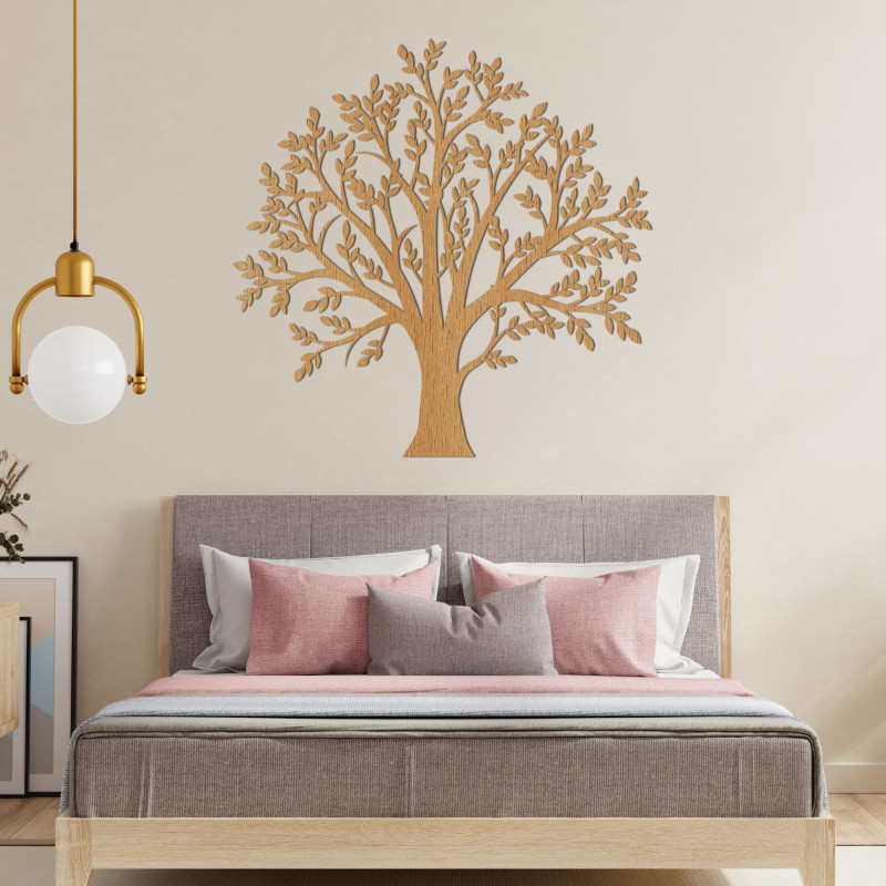 Der hölzerne Lebensbaum an der Wand schafft eine elegante und harmonische Atmosphäre im Haus.