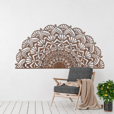 Ein luxuriöses Holzmandala ziert die Wand in einem eleganten Interieur im Boho-Stil.