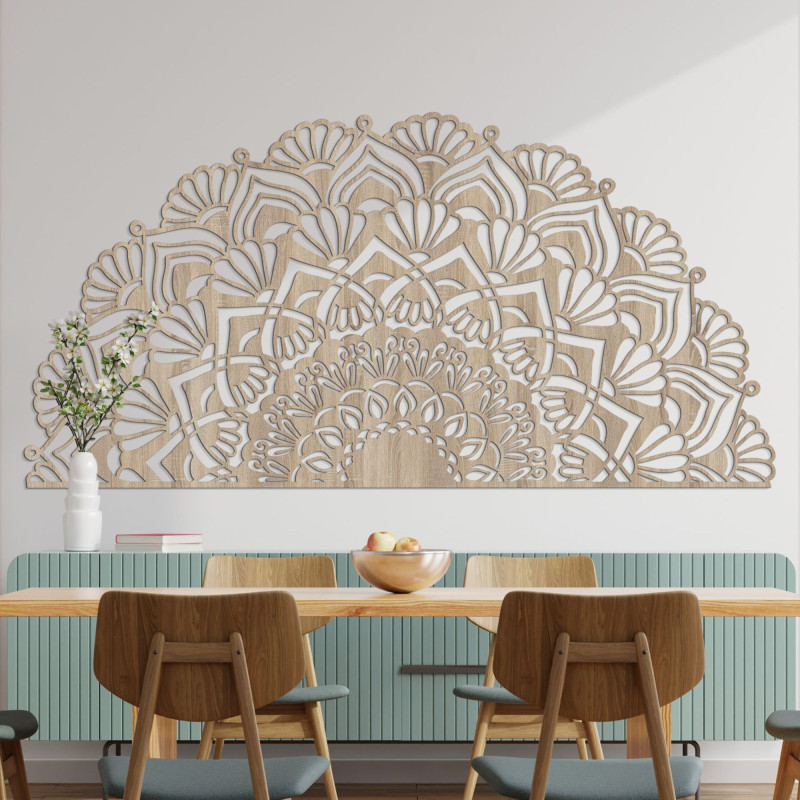 Ein luxuriöses Holzmandala ziert die Wand in einem eleganten Interieur im Boho-Stil.