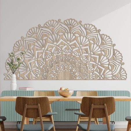 Ein luxuriöses Holzmandala ziert die Wand in einem eleganten Interieur im Boho-Stil.