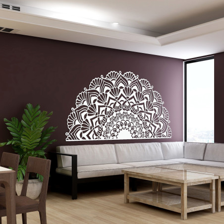 Ein luxuriöses Holzmandala ziert die Wand in einem eleganten Interieur im Boho-Stil.