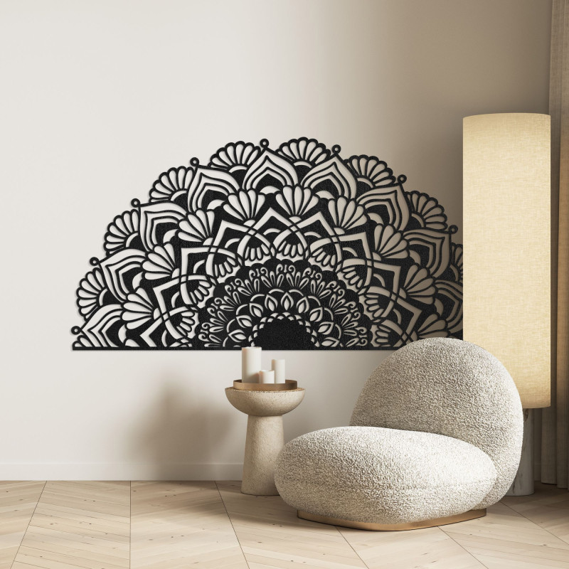 Ein luxuriöses Holzmandala ziert die Wand in einem eleganten Interieur im Boho-Stil.