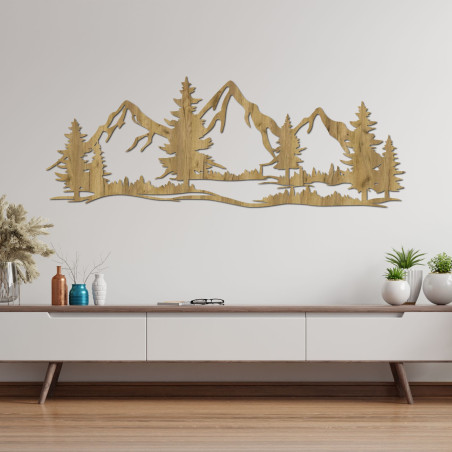 Ein hölzernes Wandbild mit einem Motiv von Bergen und Wäldern bringt die Atmosphäre wilder Natur in Ihr Zuhause.