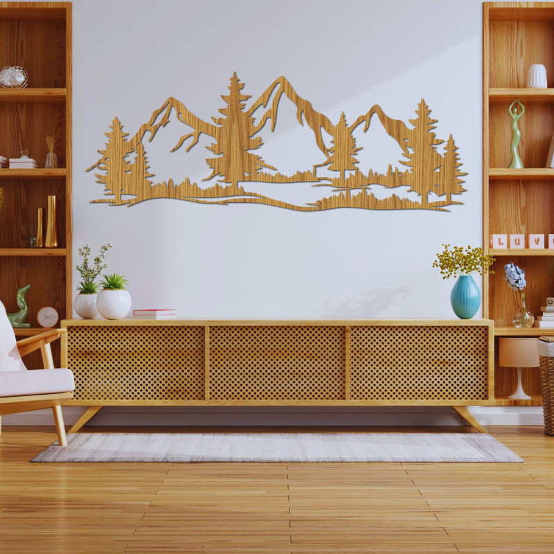 Ein hölzernes Wandbild mit einem Motiv von Bergen und Wäldern bringt die Atmosphäre wilder Natur in Ihr Zuhause.